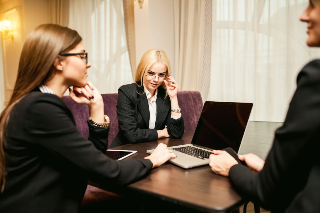 Abogada asesorando en un caso de negociación. Servicios legales en derecho de familia